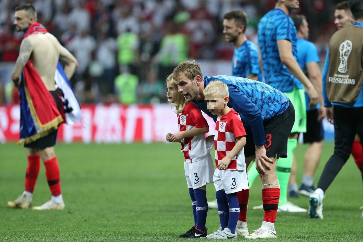 Ivan Strinić s djecom na Svjetskom prvenstvu u Rusiji