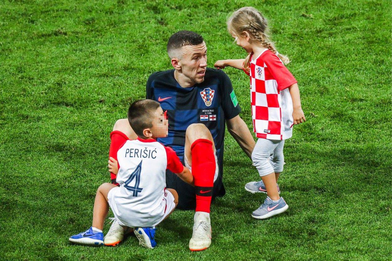 Ivan Perišić s djecom na Svjetskom prvenstvu u Rusiji