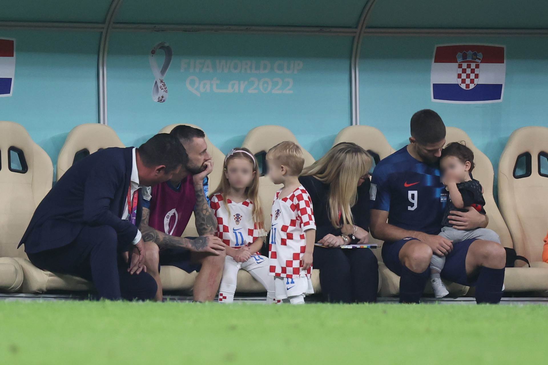 Marcelo Brozović i Andrej Kramarić sa svojom djecom nakon poraza od Argentine