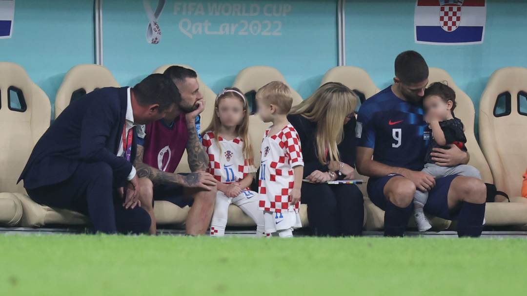 Marcelo Brozović i Andrej Kramarić s djecom nakon utakmice