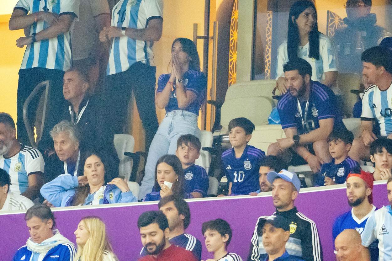 Antonela Roccuzzo sa sinovima na utakmici Hrvatska - Argentina