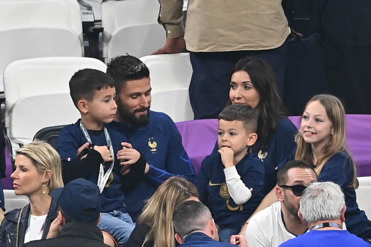 Olivier Giroud sa suprugom Jennifer i djecom nakon pobjede nad Marokom