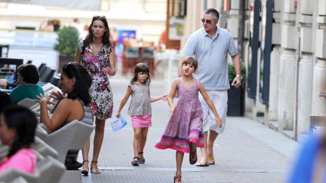Tomislav Ivković u šetnji s kćerkama