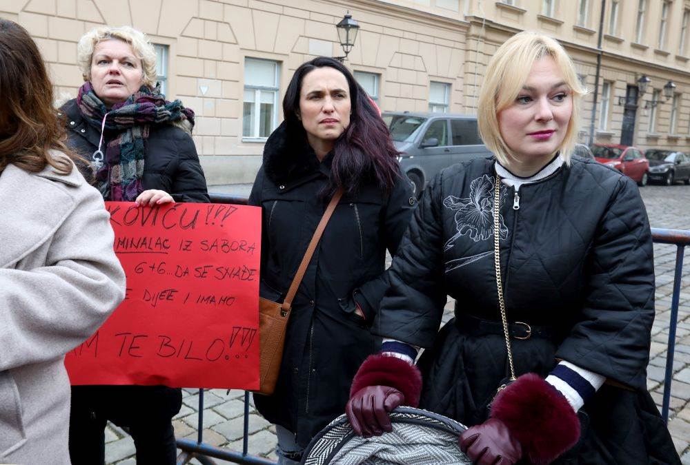 Marijana Mikulić i Petra Božić na prosvjedu roditelja djece s posebnim potrebama