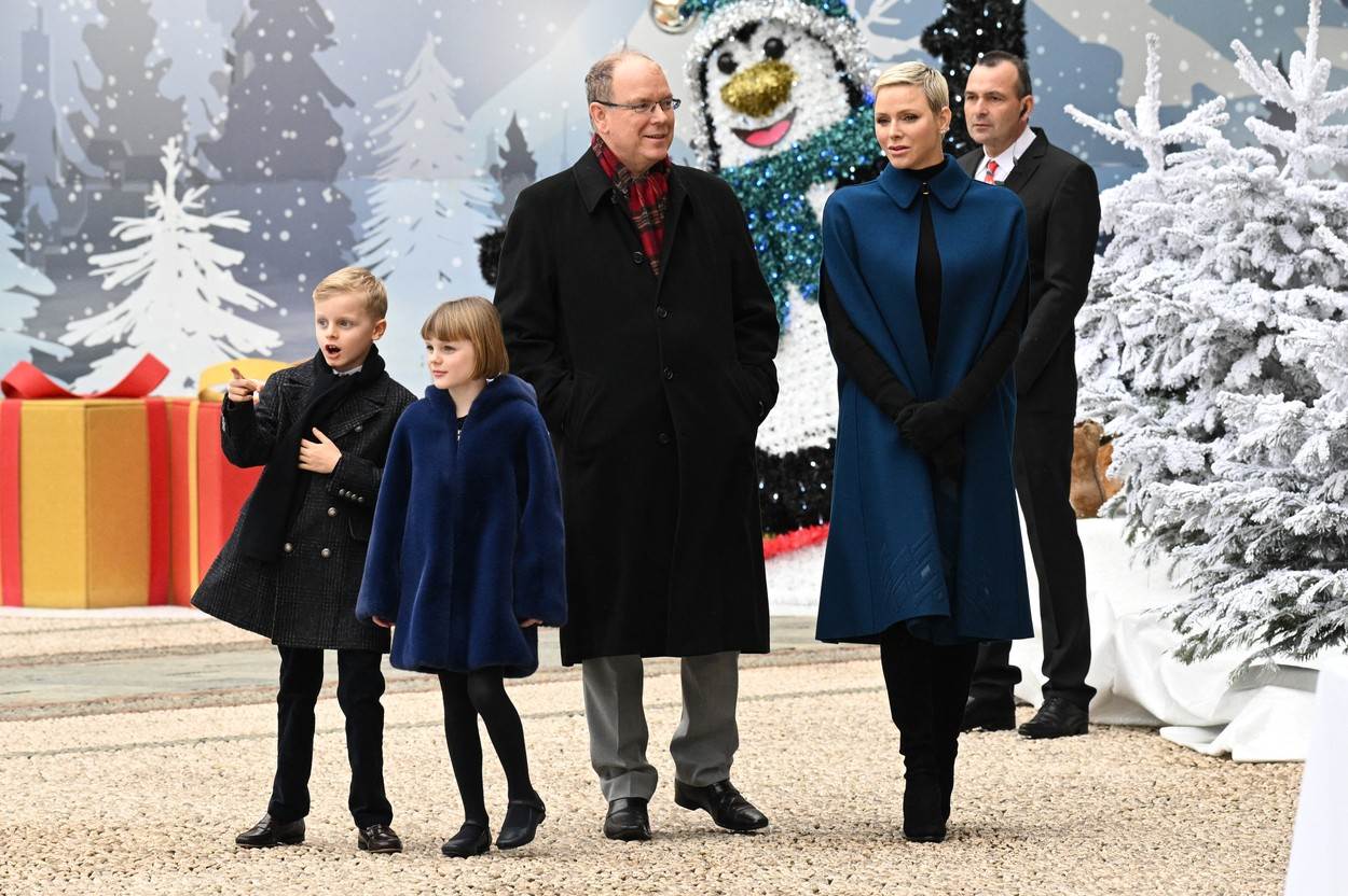 Princeza Charlene i princ Albert s djecom na božićnom događanju