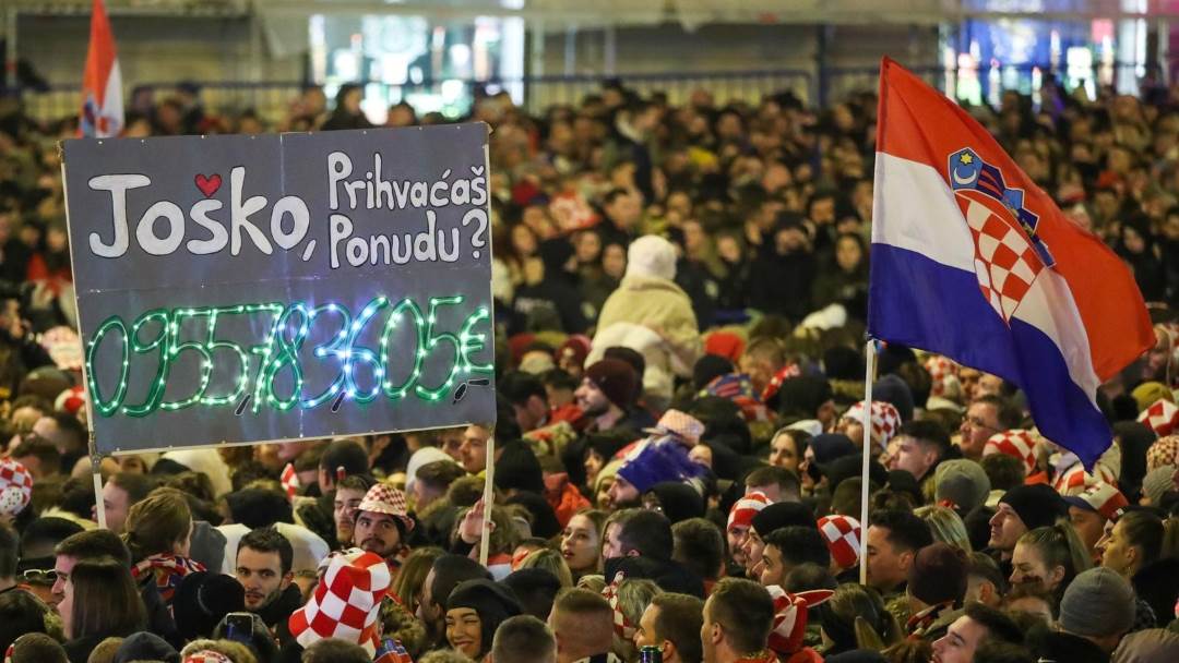 Transparenti za Joška Gvardiola na dočeku Vatrenih u Zagrebu