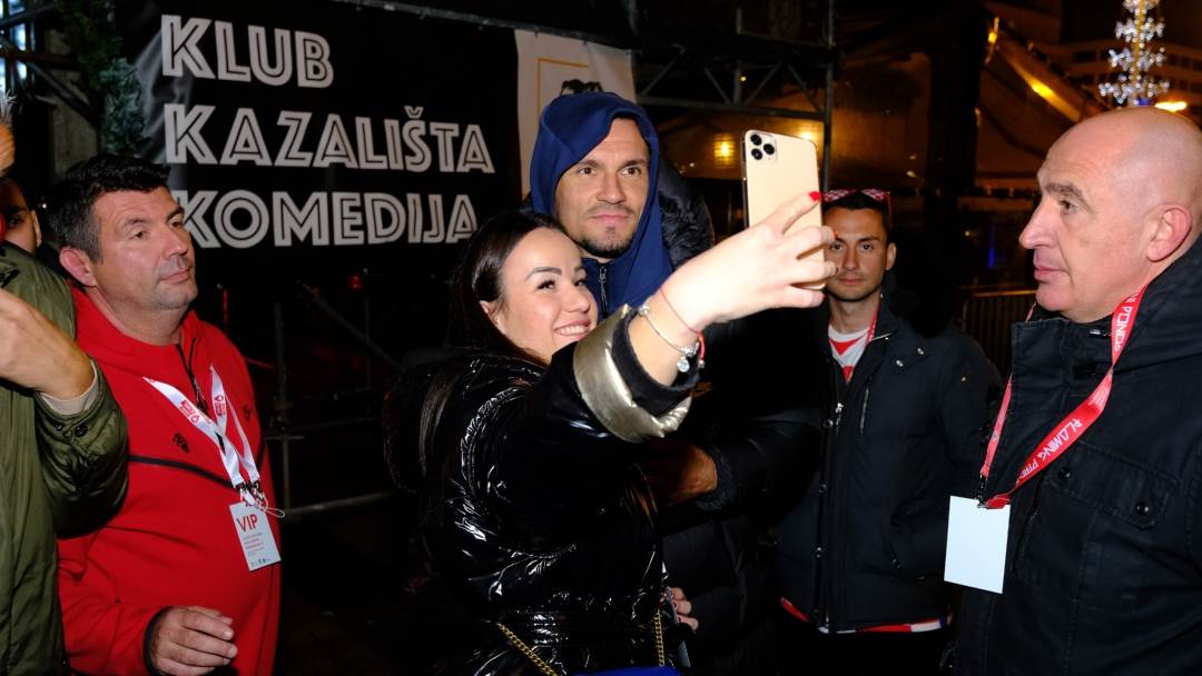 Dejan Lovren pozirao za selfie s navijačicom