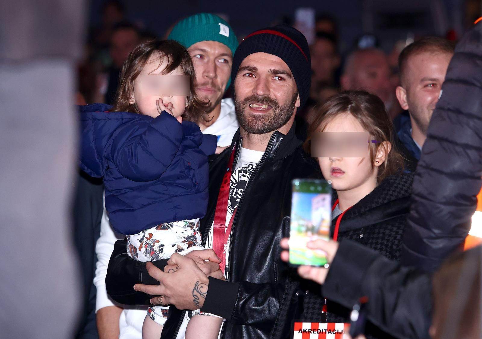 Marko Livaja sa sinom i kćeri na dočeku Vatrenih u Splitu