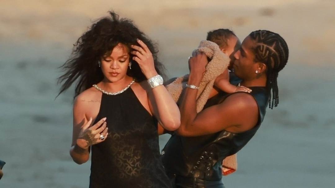 Rihanna i ASAP Rocky na plaži sa sinom