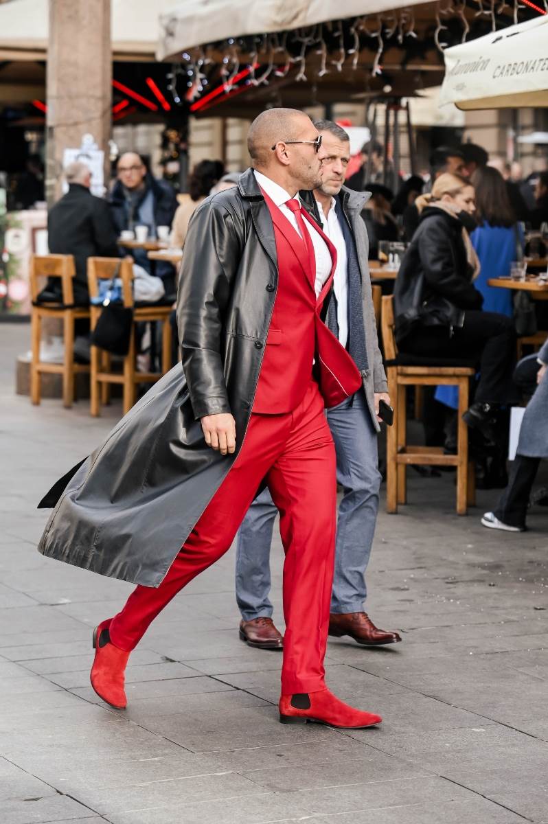 Muškarac u crvenom odijelu na špici za Badnjak 2021.