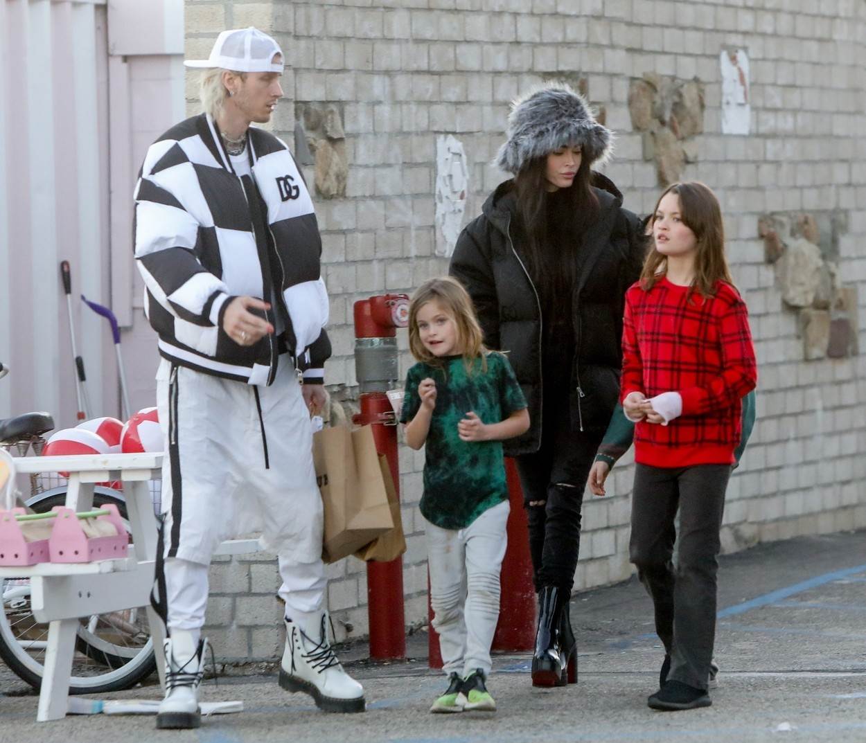 Megan Fox s Machine Gun Kellyjem i djecom