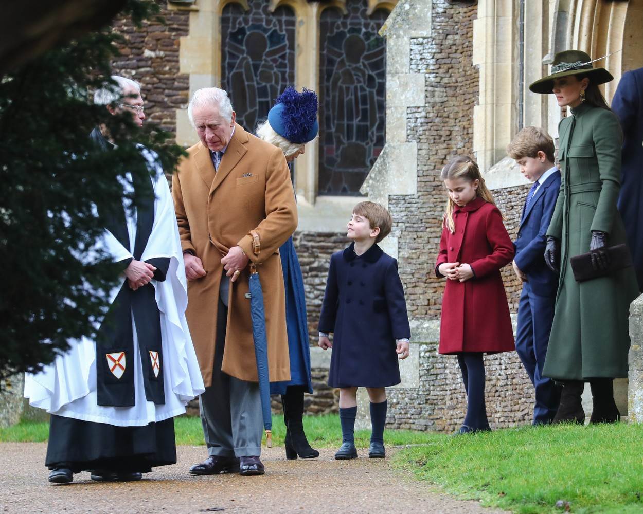Camilla Parker Bowles i princ Louis razgovarali tijekom šetnje na Božić