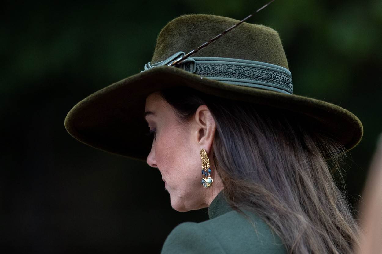 Kate Middleton uz ravnu kosu i šešir iskombinirala je nove naušnice