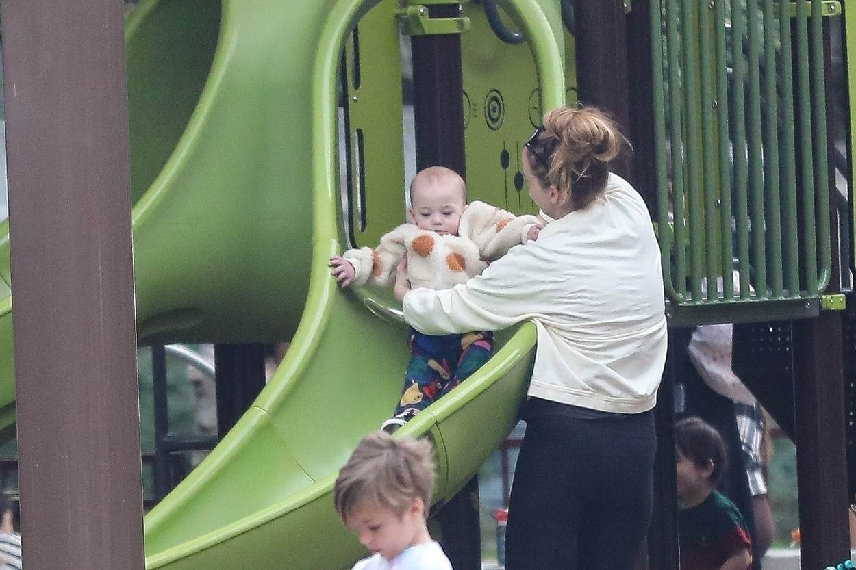Jennifer Lawrence sa sinom u parku