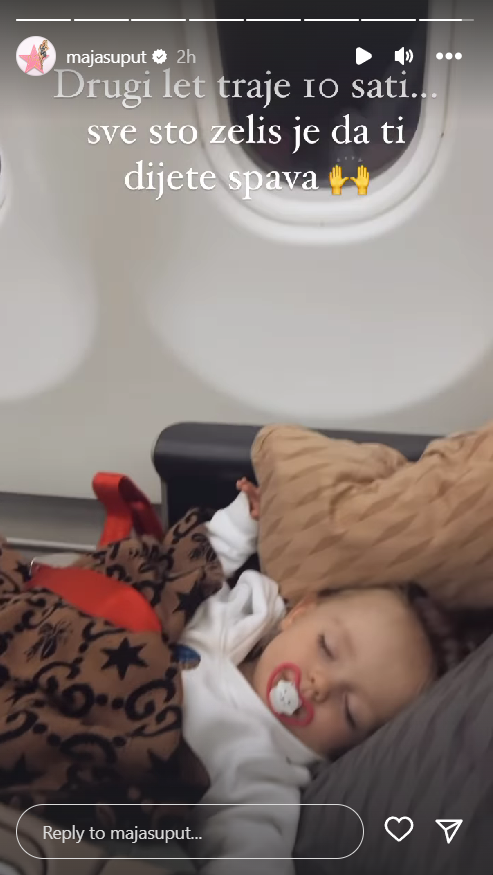Bloom Tatarinov spava u avionu