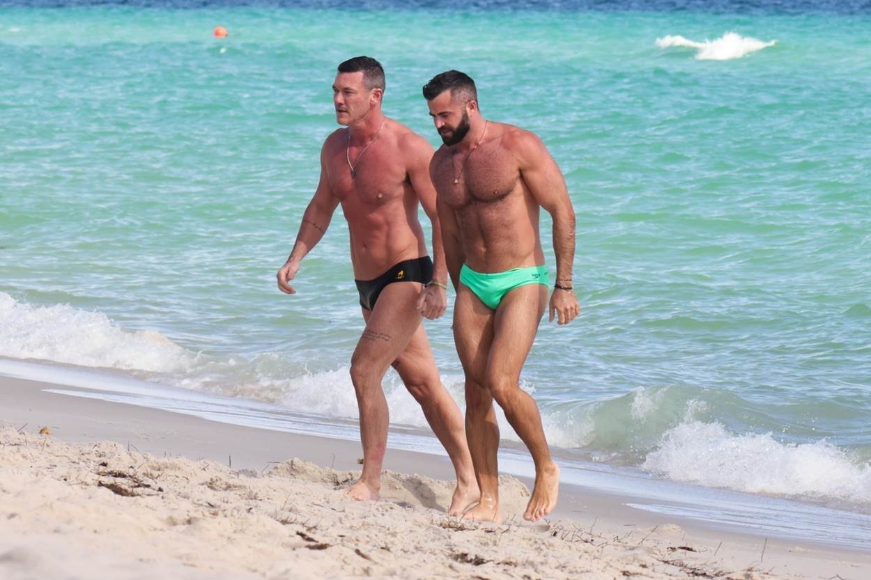 Luke Evans i dečko Fran Tomas na plaži u Miamiju