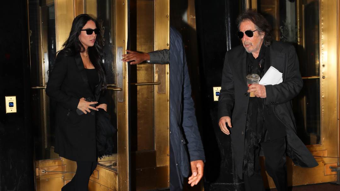 Al Pacino i Noor Alfallah u izlasku u New Yorku