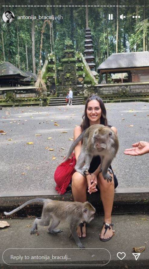 Antonija Bračulj pozirala s majmunima na Baliju
