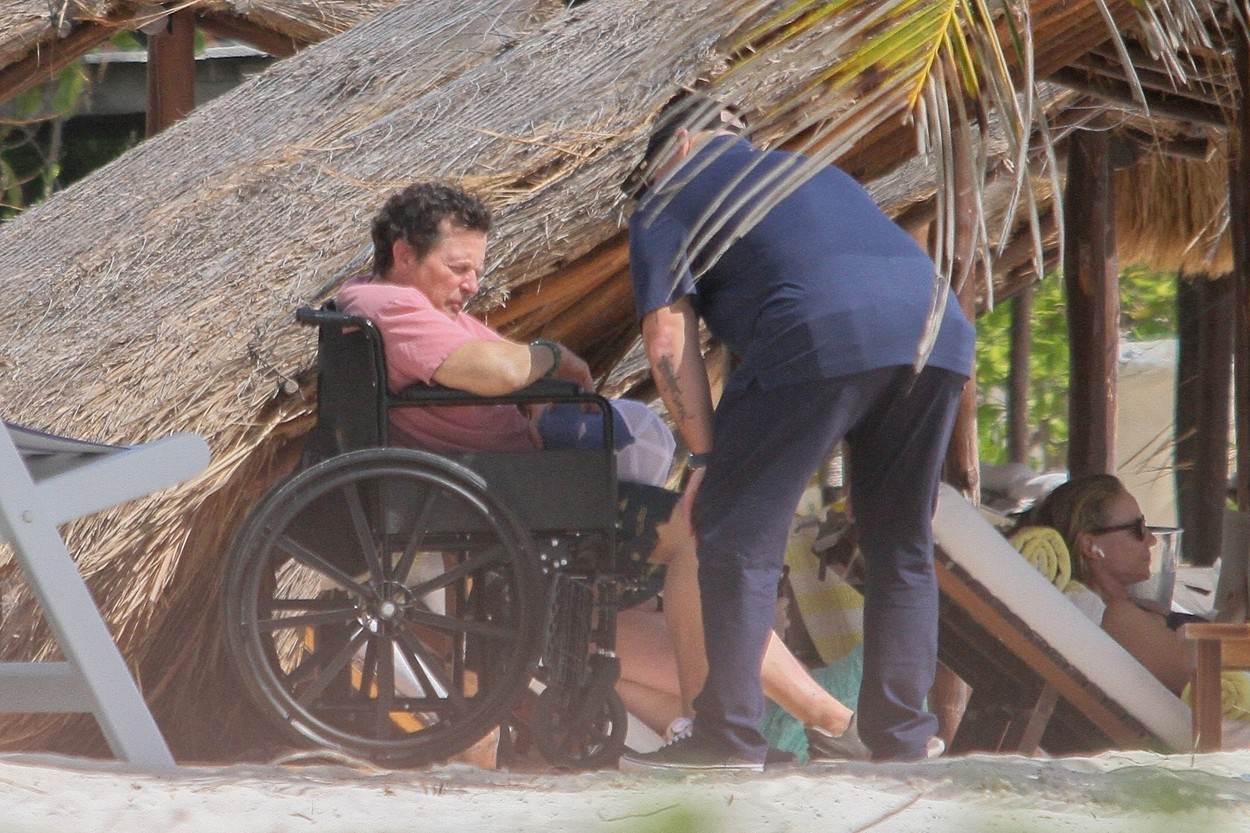 Michael J. Fox na plaži u invalidskim kolicima