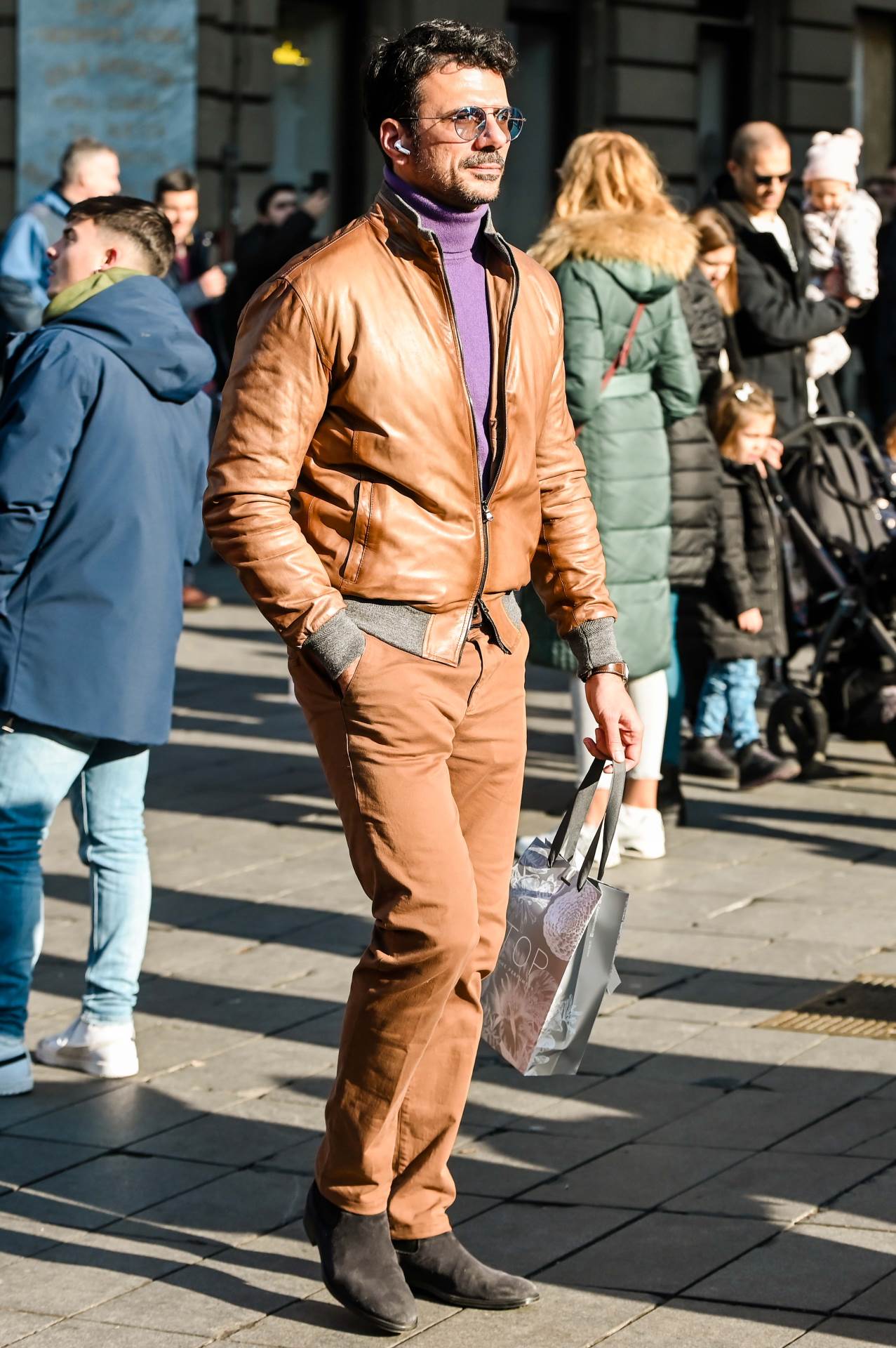 Muškarac na špici u modnom izdanju boje konjaka i čizmama od brušene kože