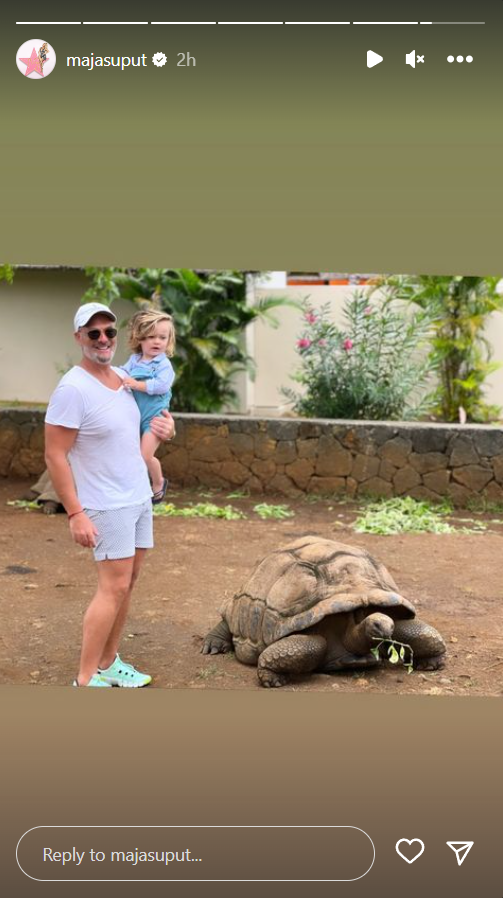 Nenad i Bloom Tatarinov pozirali s kornjačom na Mauricijusu
