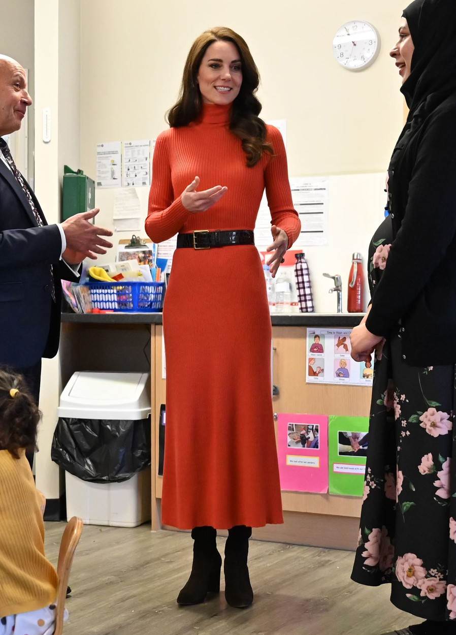 Kate Middleton u narančastom kompletu i čizmama s blok petom