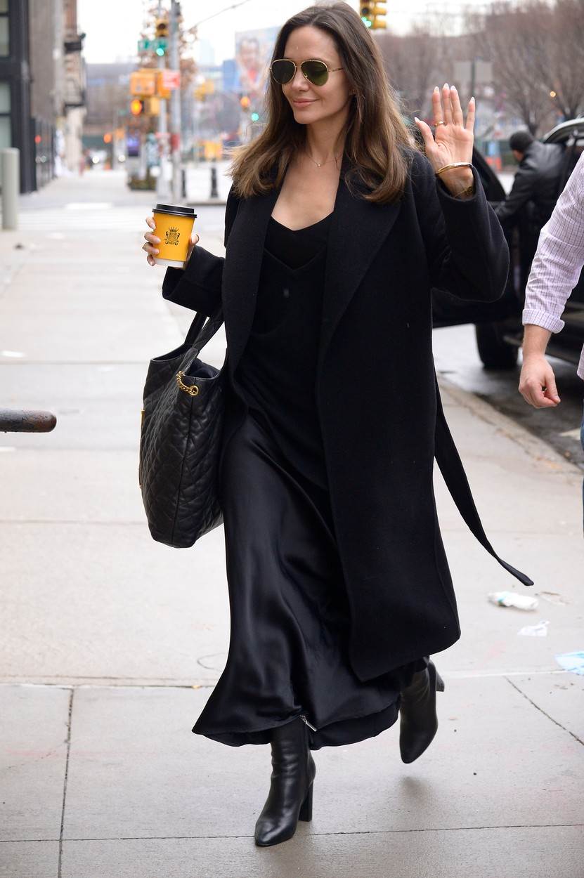 Angelina nosi crnu satensku dugačku suknju i YSL torbu