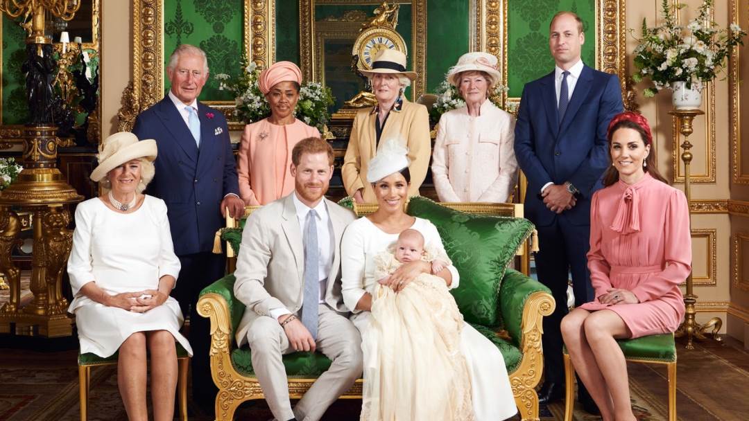 Kraljevska obitelj mora se nakloniti kralju Charlesu