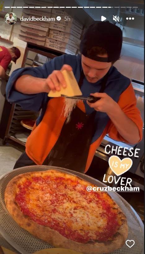 Cruz Beckham peče pizzu u restoranu