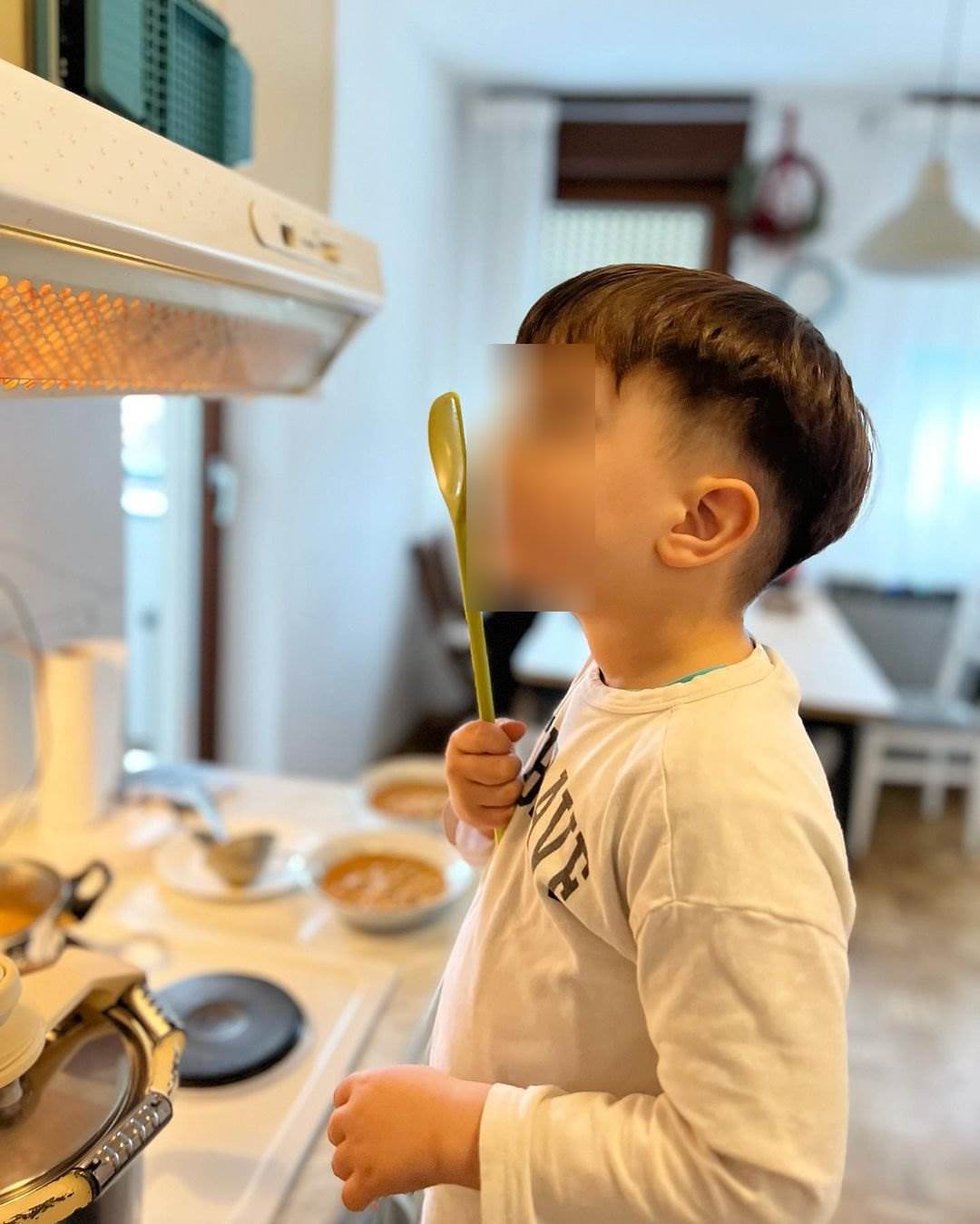 Jakov Mikulić sin Marijane Mikulić mami pomaže u kuhinji
