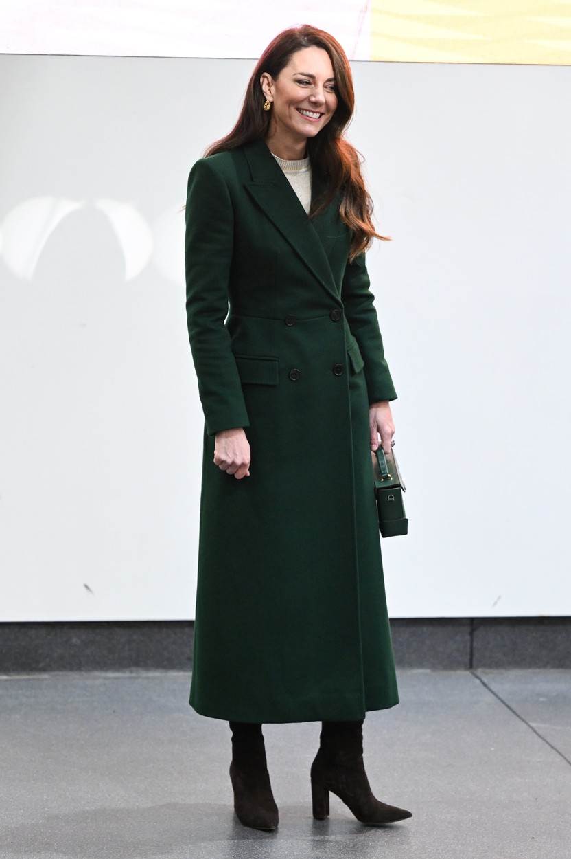 Kate Middleton u zelenom kaputu u gradu Leedsu