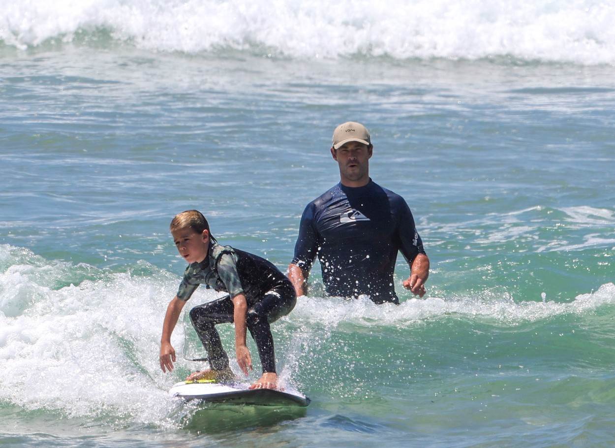 Chris Hemsworth podučava sina surfanju