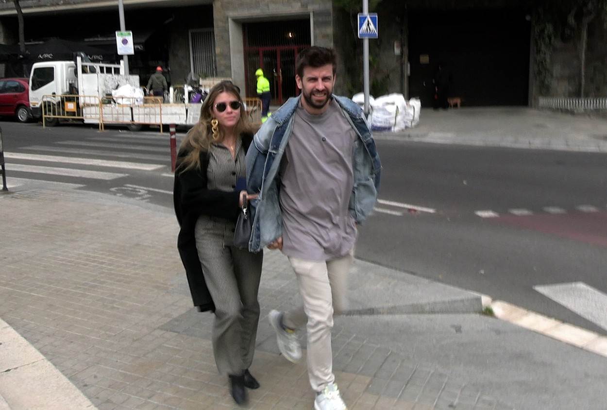 Gerard Pique i Clara Chia Marti snimljeni u šetnji Barcelonom