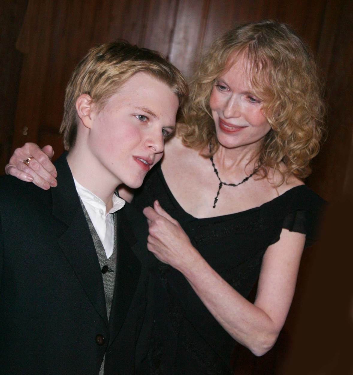 Mia Farrow optužila je Woodyja Allena da je seksualno zlostavljao njihovu posvojenu kći Dylan Farrow