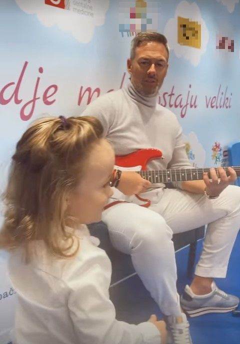 Nenad Tatarinov svira gitaru dok Bloom pleše