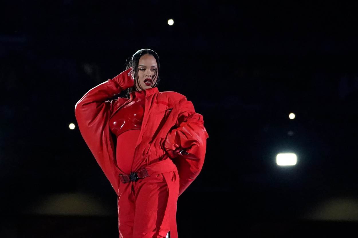 Rihanna objavila da je trudna na Super Bowlu