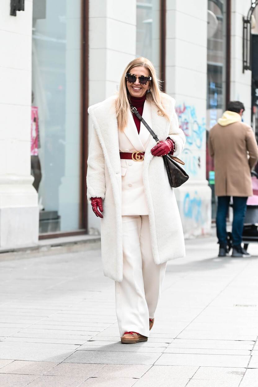 Dama na špici nosi Louis Vuitton torbu i Gucci remen