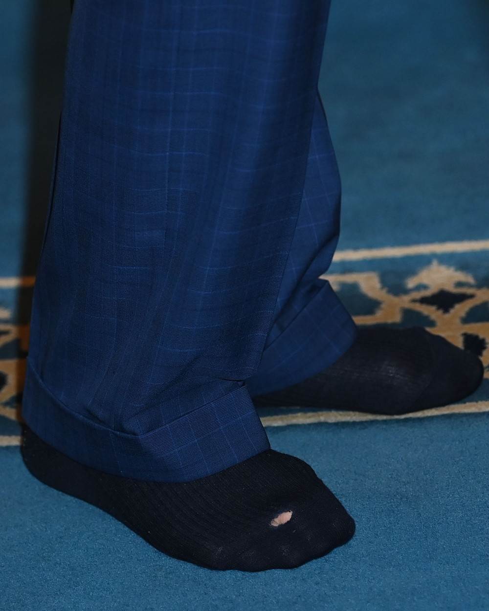 Kralj Charles s rupom na čarapi