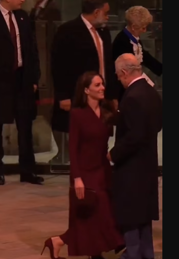 Kate Middleton se naklonila kralju Charlesu