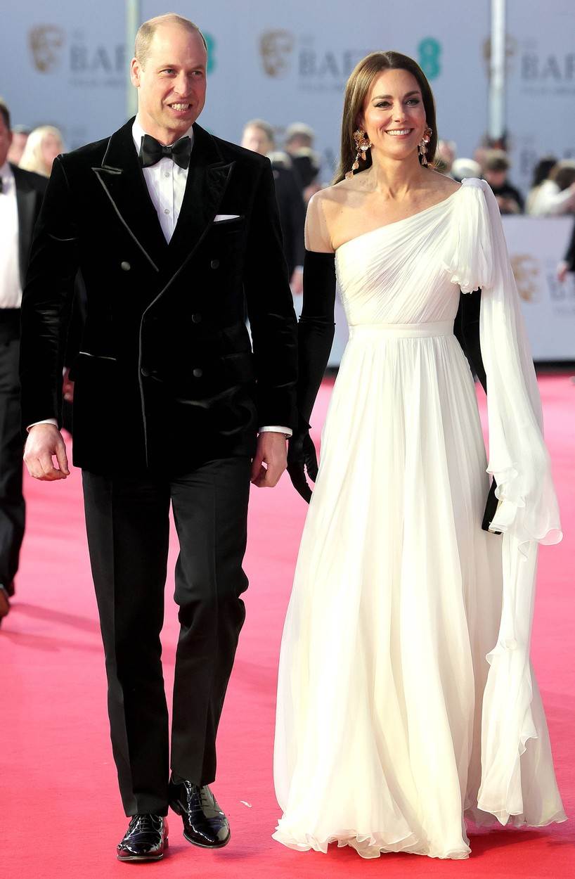 Kate Middleton u Alexander McQueen haljini i crnim rukavicama