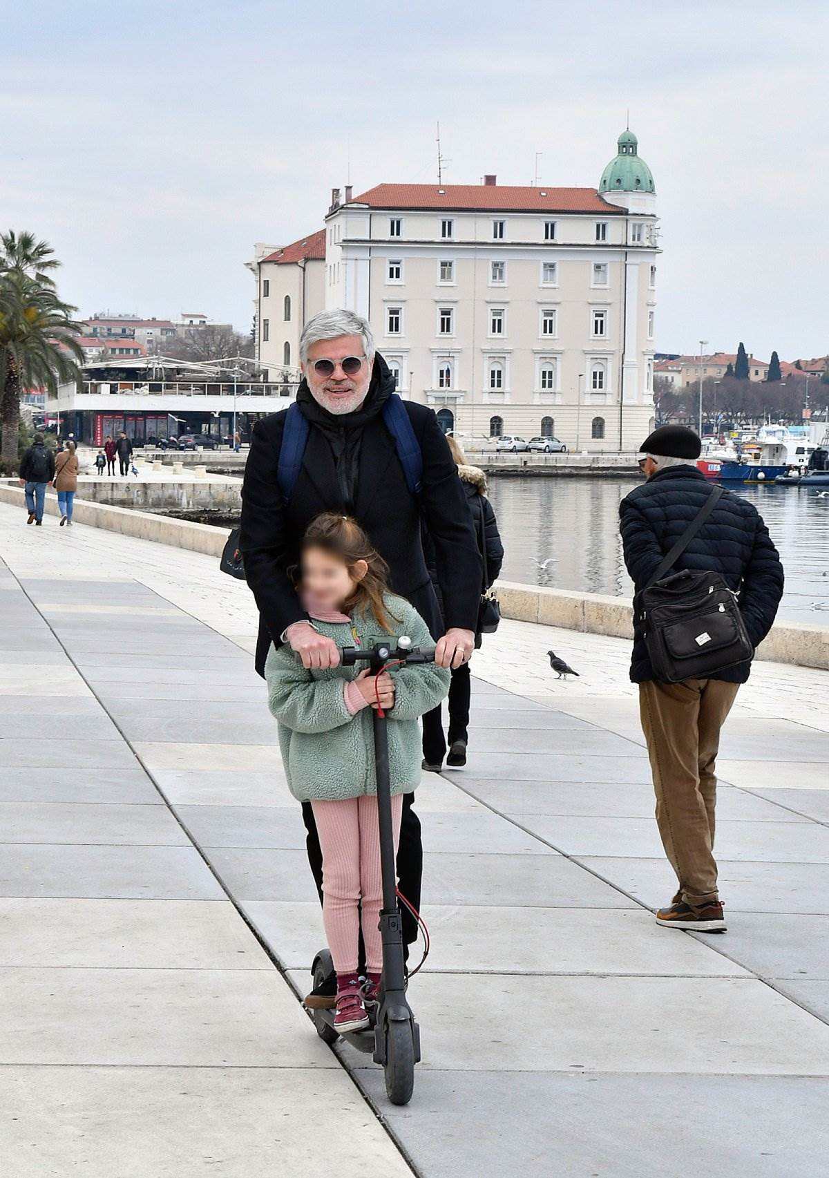 Aljoša Asanović i unuka u šetnji
