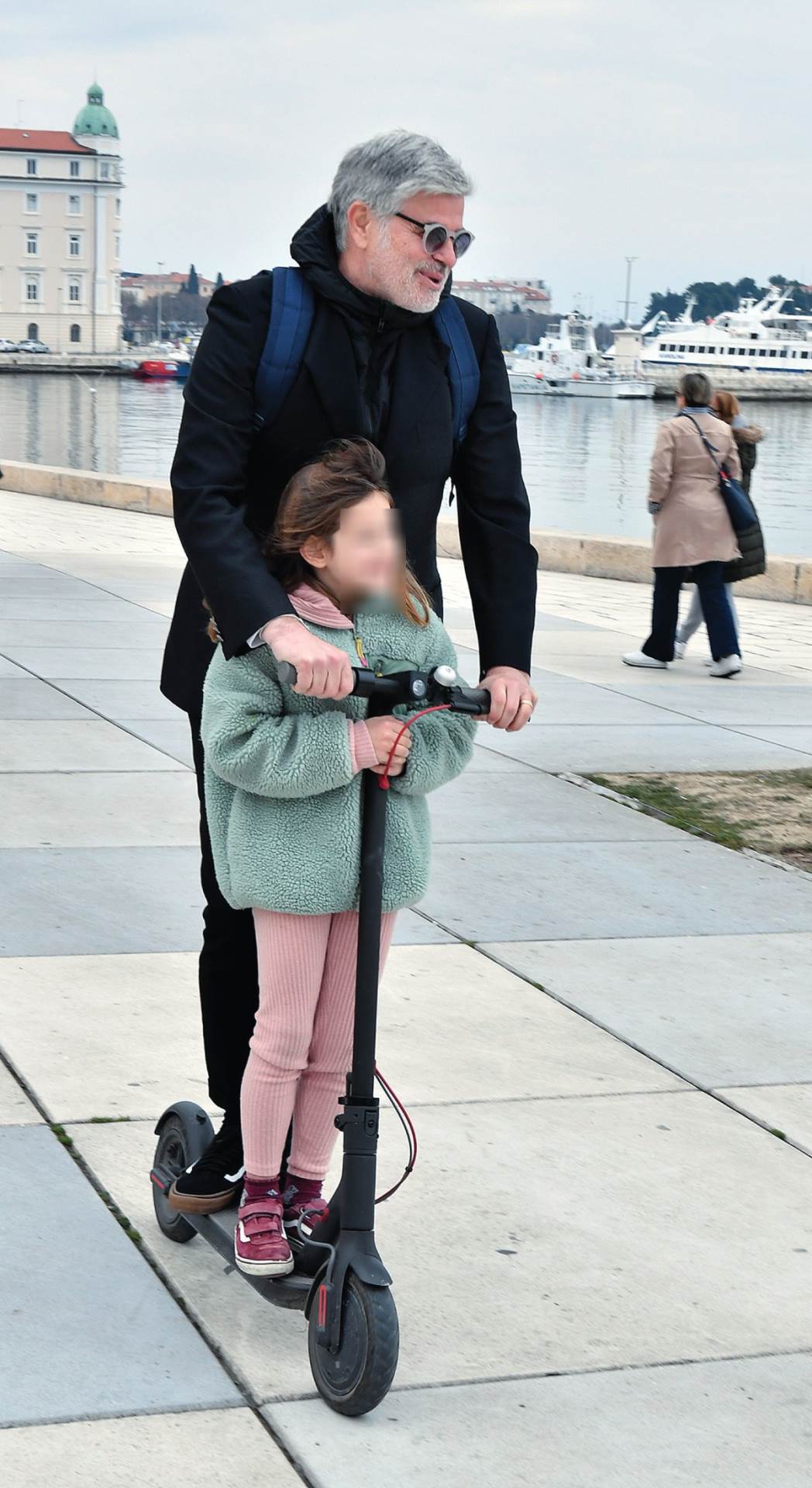 Aljoša Asanović i unuka u šetnji