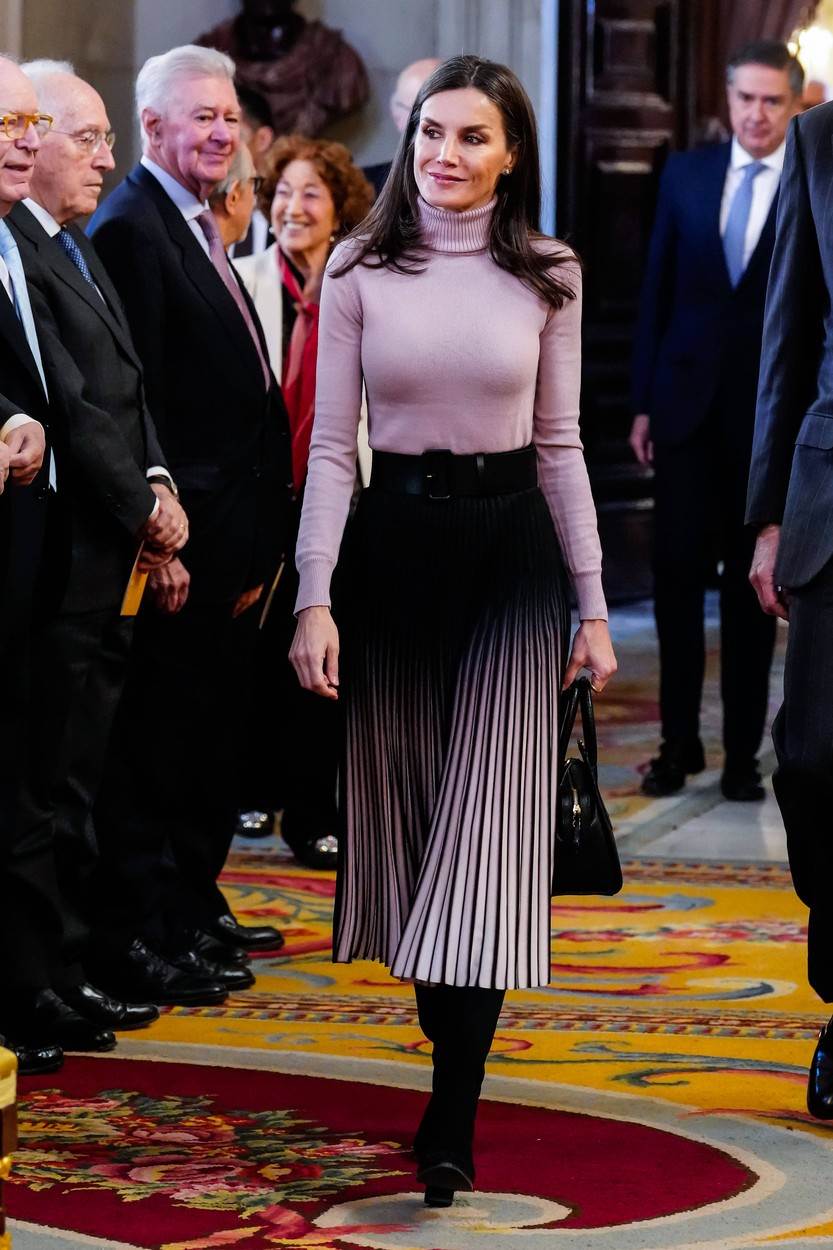 Kraljica Letizia nosi suknju koja vizualno stanjuje figuru