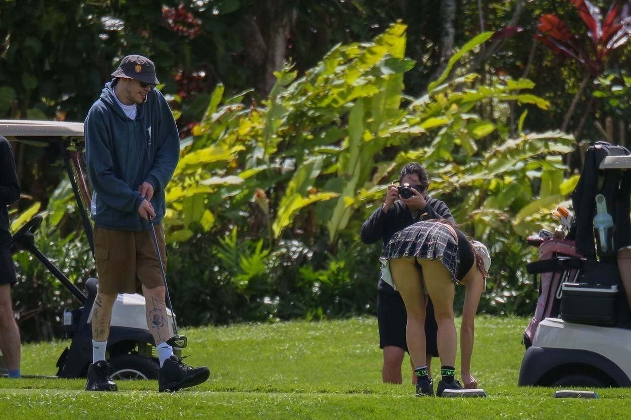 Pete Davidson i Chase Sui Wonders igraju golf na Havajima
