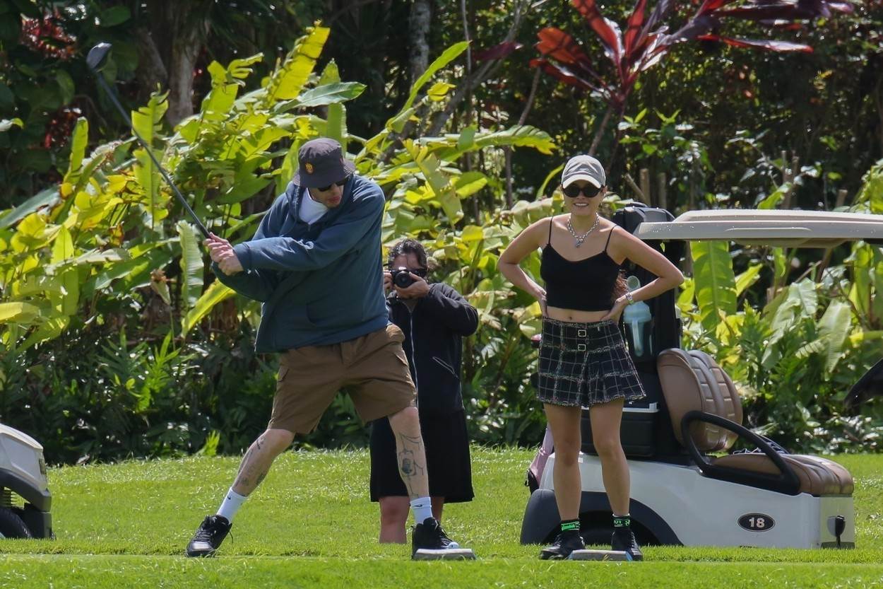 Pete Davidson i Chase Sui Wonders igraju golf na Havajima