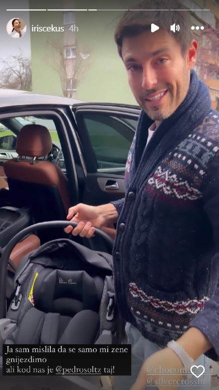 Pedro Soltz stavlja jaje za bebu u auto