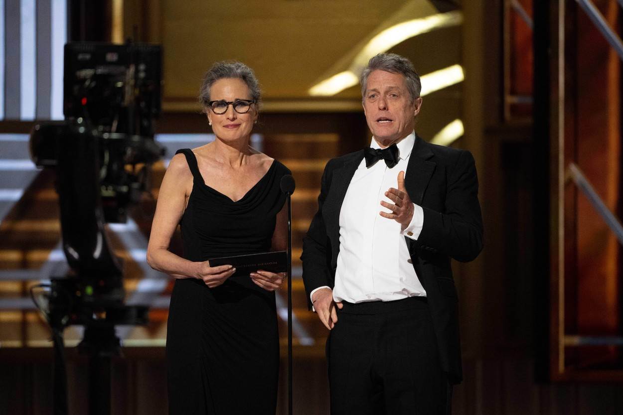 Hugh Grant i Andie MacDowell na dodjeli Oscara 2023. godine