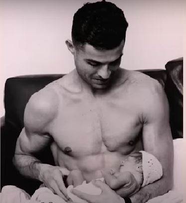 Cristiano Ronaldo s novorođenom kćerkicom