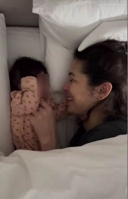 Iris Cekuš s novorođenom kćerkicom