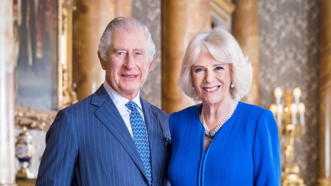 Kralj Charles III. i kraljica Camilla na dvoru